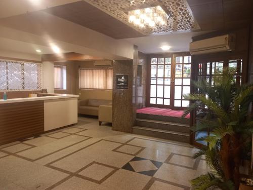 vestíbulo con sala de espera con sofá y mesa en Hotel Mangalore International, en Mangalore