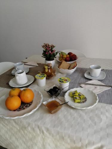 een tafel met daarop borden met eten bij Sa Banita affittacamere in Bauladu