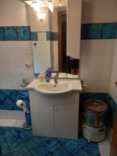 a bathroom with a sink and a mirror at Casa Il Cecio in Roccalbegna