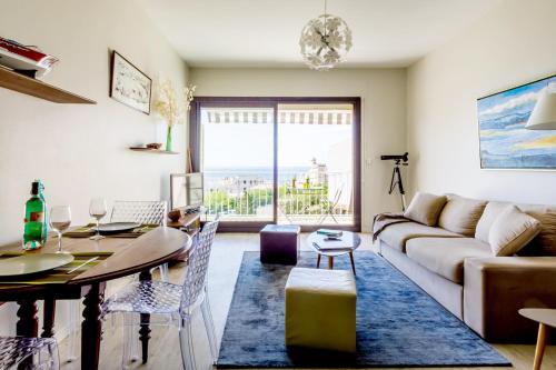 un salon avec un canapé et une table dans l'établissement BALCON SUR MER vue mer, à Cassis