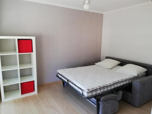 a small room with a bed and a book shelf at Station balnéaire Pradet entre Toulon et Hyères proche plages in Le Pradet
