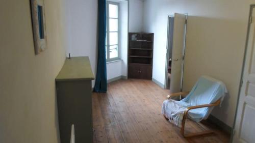 een kamer met een bureau en een stoel in een kamer bij Le gite du Mont in Val Couesnon