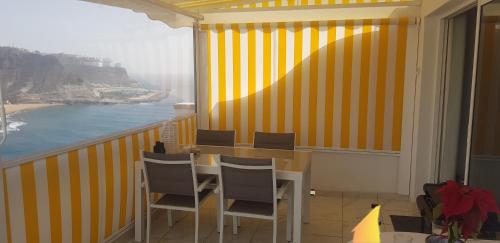 a balcony with a table and chairs and a view of the ocean at Karin's Beach Loft, Playa del Cura in Playa del Cura