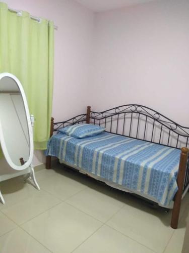 1 dormitorio con 1 cama con espejo y espejo en Apto inteiro Seguro e Confortável com piscina, en Anápolis