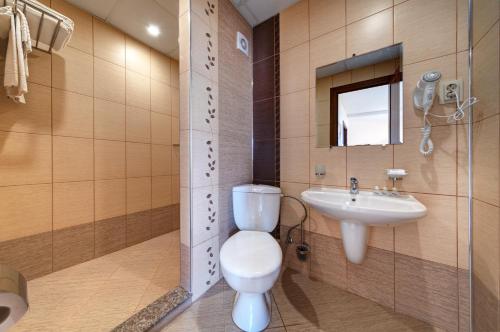 uma casa de banho com um WC e um lavatório em Blue Bay Hotel em Sunny Beach