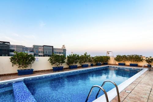 una piscina sul tetto di un edificio di Icon Hotel Apartments a Dubai