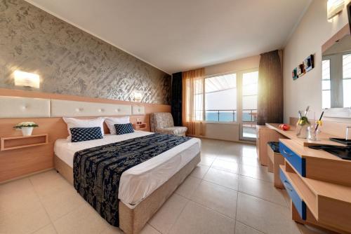 Un pat sau paturi într-o cameră la Blue Bay Hotel