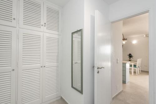 Koupelna v ubytování Waves Apartments Harmony Glyfada Corfu