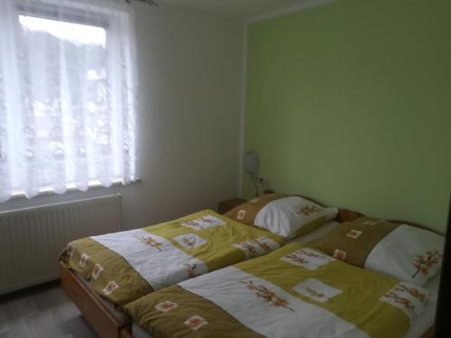 バート・シャンダウにあるFerienwohnung Schumannの窓付きの小さなベッドルームのベッド2台