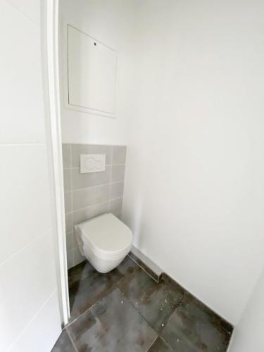 een badkamer met een toilet in een witte kamer bij Parc de la Tête d'Or - Parc de la Feyssine - Croix Luizet - La Doua - CNRS - INSA - Université Claude Bernard in Villeurbanne