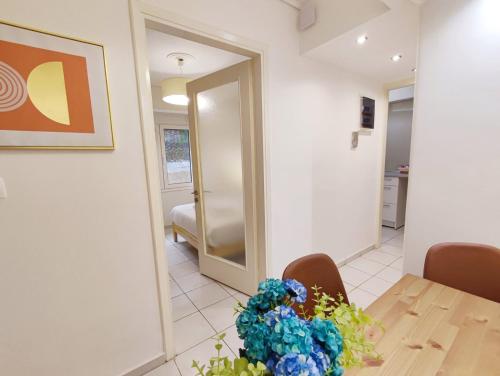 una sala da pranzo con un tavolo e uno specchio di Avli apartment ad Atene
