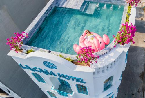 a pool with pink flamingos in a swimming pool at La Casa Boutique Hotel in Vung Tau