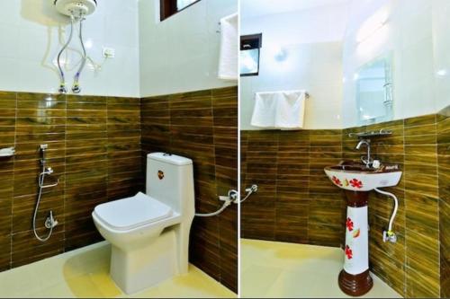 2 immagini di un bagno con servizi igienici e lavandino di Hotel River INN a Manāli