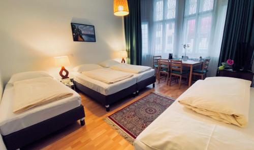 Posteľ alebo postele v izbe v ubytovaní Pension Hotel Mariahilf