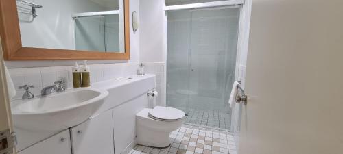 A bathroom at Villa Dion, 3 Bedroom Private Villa, Cypress Lakes Resort, KING & SINGLE BEDS