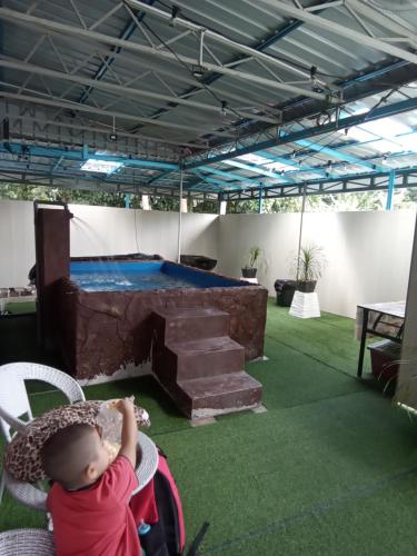 Bazén v ubytování Al-Kautsar 3BR Kid's Pool Aircond & Wi-Fi nebo v jeho okolí