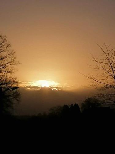 a sunset with the sun rising in the sky at Haus Lupo am Kanal in Castrop-Rauxel