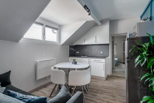 une cuisine et un salon avec une table et des chaises dans l'établissement Joli appartement - 4min à pieds de la plage, à Asnelles