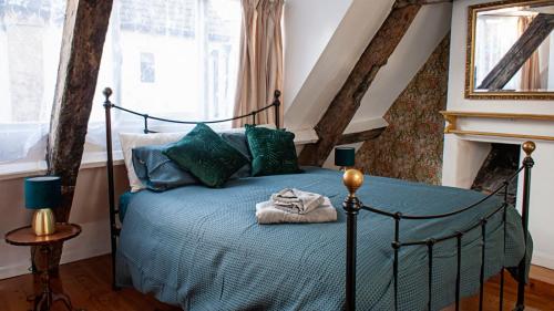 1 dormitorio con 1 cama con edredón azul en Little Pie in the Sky, en Whitby