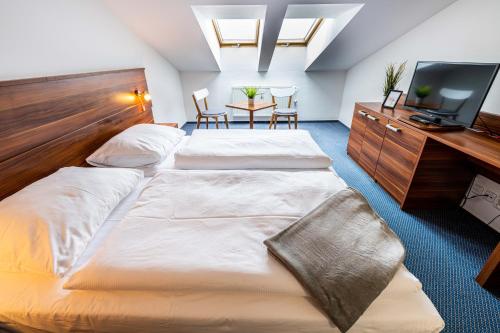 Posteľ alebo postele v izbe v ubytovaní WELLNESS HOTEL FRYMBURK APARTMAN 502C