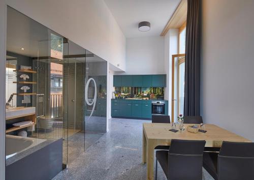 eine Küche mit einem Tisch, einem Waschbecken und einer Badewanne in der Unterkunft ElzLand Hotel 9 Linden "Ferienwohnung" in Elzach
