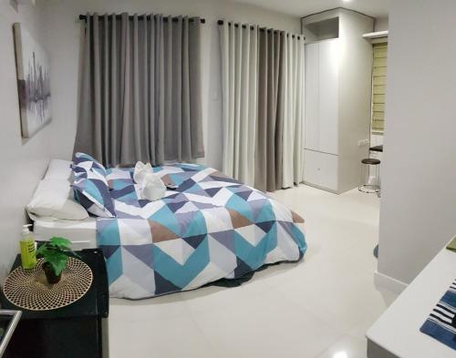 um quarto com uma cama azul em Skymagz 812 at Cityscape Residences em Bacolod