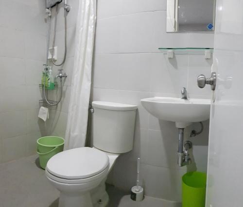 uma casa de banho branca com um WC e um lavatório em Skymagz 812 at Cityscape Residences em Bacolod