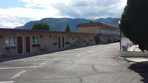 an empty street in front of a motel at Swiss Sunset Inn in Penticton