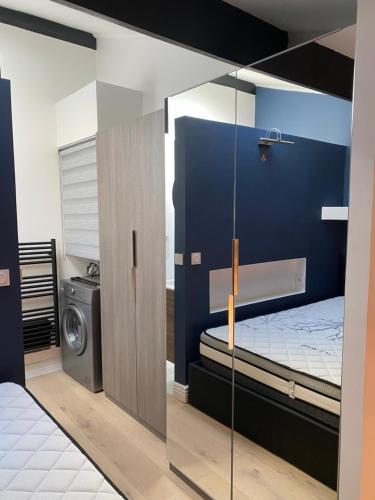Schlafzimmer mit einem Bett und einer Glasschiebetür in der Unterkunft Maison la vie est belle in Cogolin