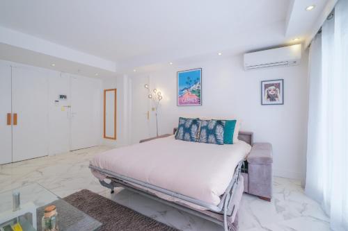 - une chambre blanche avec un lit dans l'établissement Magnifique appart 3 pièces Cannes Croisette ideal 4 personnes, à Cannes
