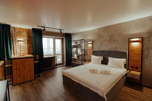 1 dormitorio con 1 cama grande con 2 velas en Квартира студия в центре Оскар en Petropavlovsk