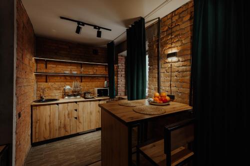 una cocina con una barra con un bol de fruta. en Квартира студия в центре Оскар en Petropavlovsk