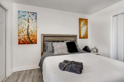 - une chambre avec un grand lit blanc et un tableau dans l'établissement Coral Sands 1br/1ba Close 2 Beach!, à West Palm Beach