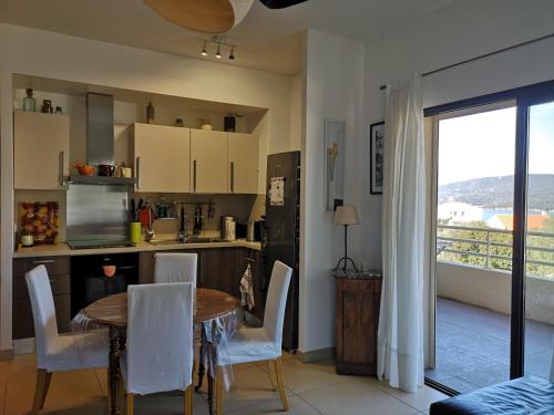 une cuisine avec une table et des chaises et une cuisine avec une fenêtre dans l'établissement T3 vue mer à Propriano, à Propriano