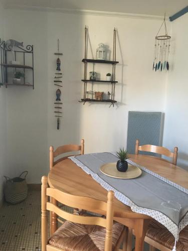 - une table à manger avec 2 chaises et une table dans l'établissement Maison de pays à 2 pas de la mer et du centre, à La Tranche-sur-Mer