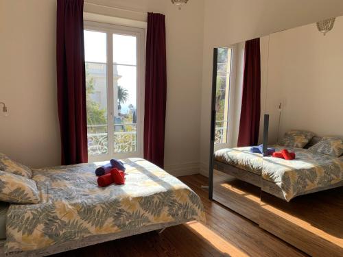 - une chambre avec un miroir, un lit et un miroir dans l'établissement Mont Boron Magnificent View-3 Rooms - Wifi - A.C, à Nice