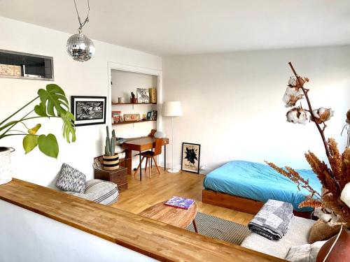 une chambre avec un lit et un bureau dans l'établissement Home Sweet Home Parmentier, à Paris