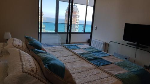 Cama o camas de una habitación en Apartamento Deluxe Edificio Torremar, frente al Mall Marina Arauco
