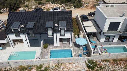 una vista aerea di una casa con due piscine di PALMandre (Pag Apartment Luxurious) a Mandre