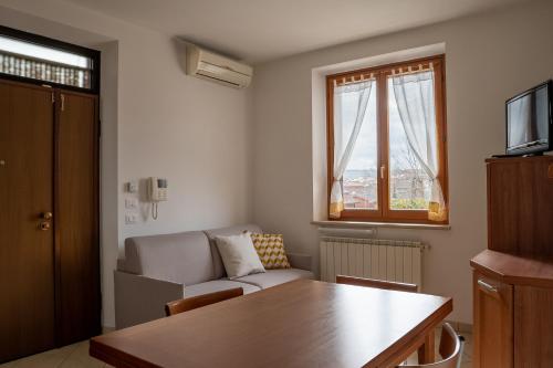 - un salon avec une table et un canapé dans l'établissement Casa in Chiana, à Torrita di Siena