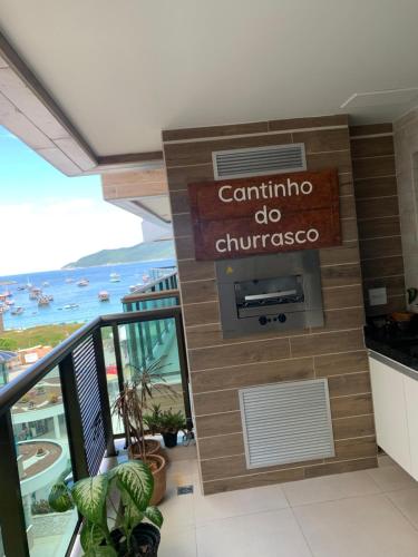 a sign for a restaurant on the side of a building at apartamento de frente para o mar com linda area de lazer in Arraial do Cabo