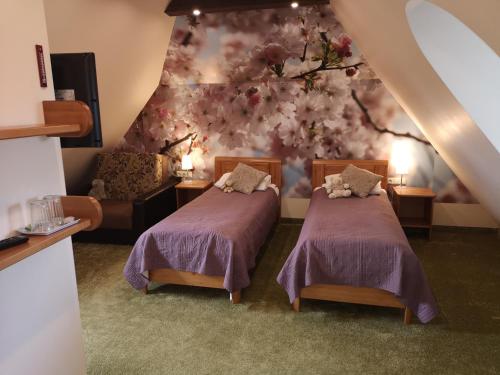 Zimmer mit 2 Betten und einer Blumenwand in der Unterkunft Hotel Senlīči in Jelgava