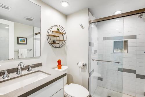 a bathroom with a toilet and a shower at Casa de Oasis Permit# 549 in Palm Springs