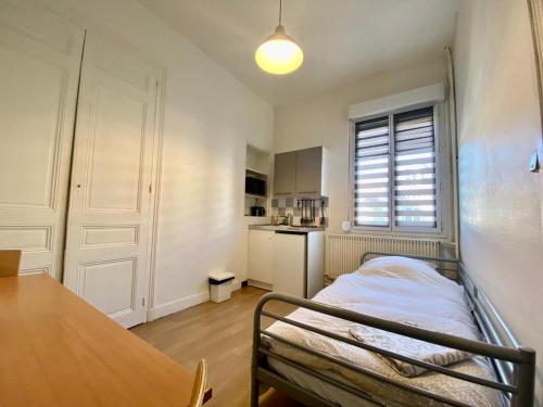 Ένα ή περισσότερα κρεβάτια σε δωμάτιο στο Petit studio confortable pour une personne - 038