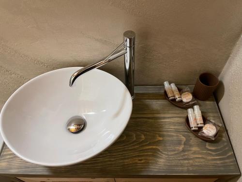 lavabo blanco sentado en una encimera en el baño en Porta del Chianti Tuscany Apartment, en San Casciano in Val di Pesa