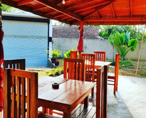 Patio nebo venkovní prostory v ubytování Tharurashmi Sea Pond villa & Surf Hostel - Hiriketiya