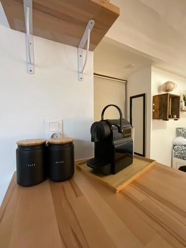 une chambre avec deux poubelles au sol dans l'établissement Studio vallon d'Azur à Carqueiranne, à Carqueiranne