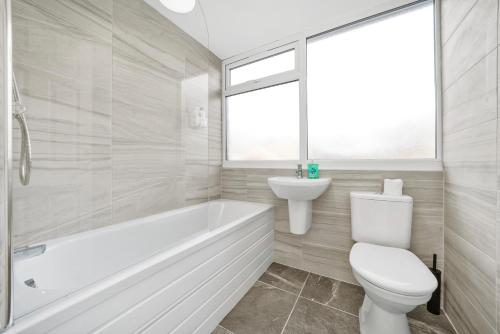 Bathroom sa Cosy 3 Bedroom with Free Parking, Garden and Smart TV with Netflix by Yoko Property