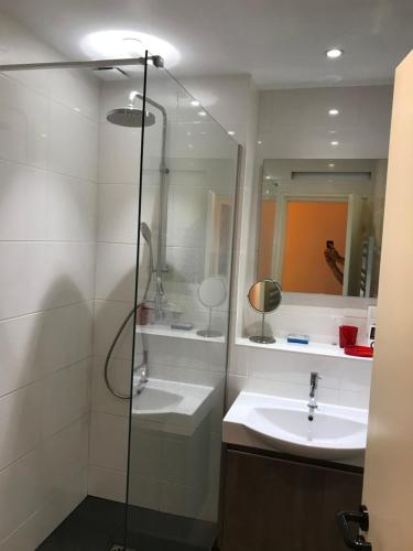 a bathroom with a shower and a sink and a mirror at Maison entre forêt et océan - Lacanau Océan in Lacanau-Océan