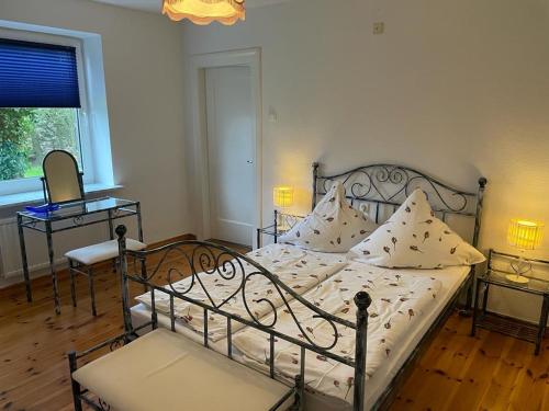 1 dormitorio con 1 cama con sábanas y almohadas blancas en Hemmekhof, en Holm